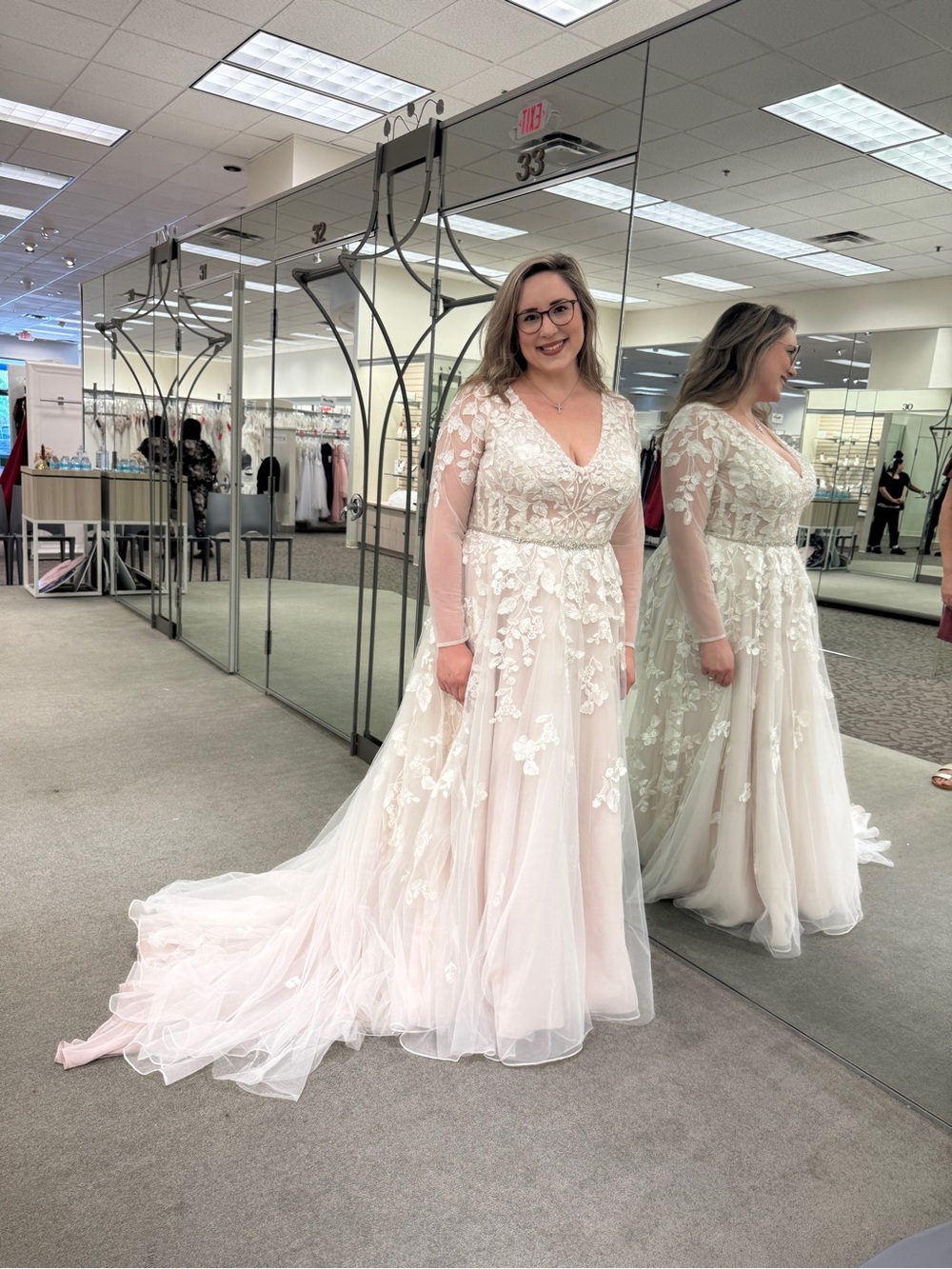 Long Sleeve Plunging Plus Size Wedding Dress
STYLE# AI26310073 David’s Bridal - Picture 5 of 7